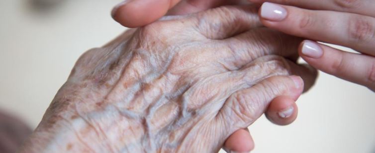 Niemcy: Opieka nad bliskimi w domu staje się coraz bardziej kosztowna – tylko 46% opiekunów pracuje w pełnym wymiarze godzin