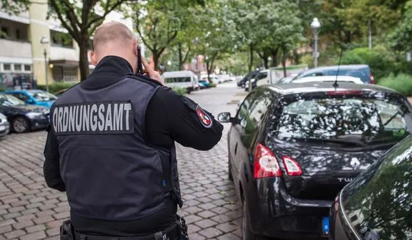 Berlin: pracownik „Ordnungsamtu” przez dwa lata prowadził samochód bez prawa jazdy