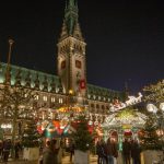 osoby zaszczepione i nie odgrodzone siatką podczas jaramrku bożonarodzeniowego w Hamburgu