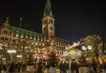 Hamburg: płot oddzielający osoby zaszczepione i niezaszczepione na jarmarku bożonarodzeniowym