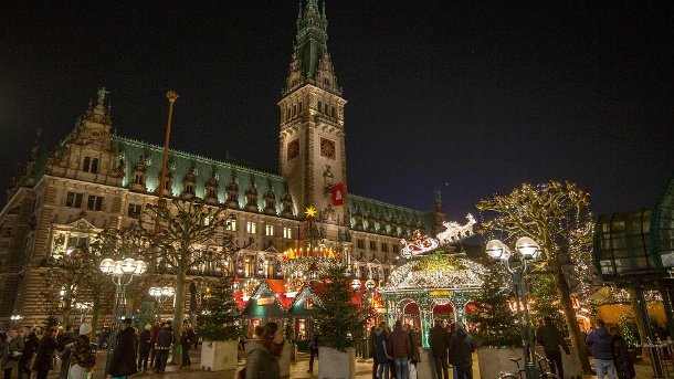 Hamburg: płot oddzielający osoby zaszczepione i niezaszczepione na jarmarku bożonarodzeniowym