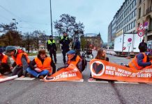 Mannheim: Policjantka wylała olej na aktywistę podczas blokady ulicy