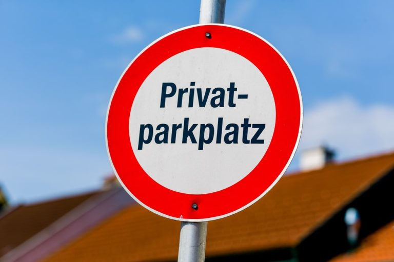 Zablokowane miejsce parkingowe: czy na gruncie niemieckiego prawa można zlecić odholowanie samochodu sąsiada?