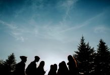 Policja przerwała nielegalną imprezę w lesie w Nadrenii Północnej-Westfalii, w której uczestniczyło około 200 osób!