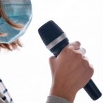 piosenkarka w maseczce