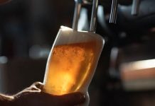 Bawaria: mężczyzna zapłacił za 16 piw pojedynczo kartą, właściciel lokalu wezwał policję