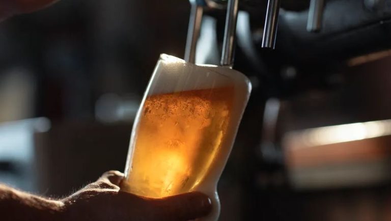 Bawaria: mężczyzna zapłacił za 16 piw pojedynczo kartą, właściciel lokalu wezwał policję