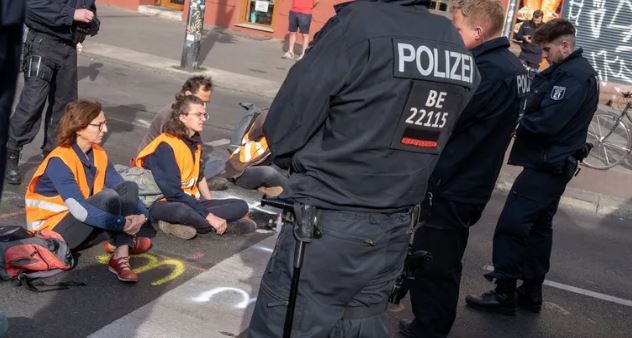 Niemcy: Policjant podżegał przeciwko aktywistom klimatycznym? Trwa dochodzenie