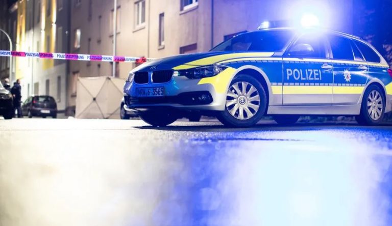 Dramatyczny akt przemocy w Schwanewede – mężczyzna zaatakował rodzinę młotkiem, a następnie zginął w płomieniach