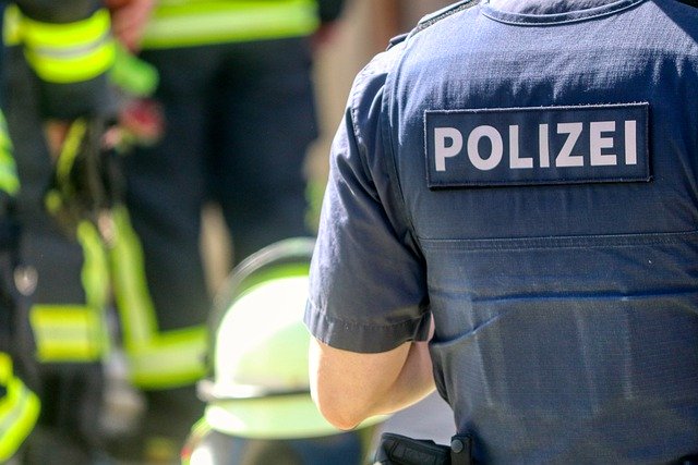 Niemcy: Policja w Poczdamie nęka bezdomnego i filmuje zdarzenie!