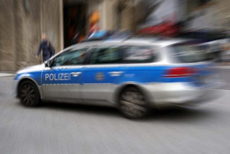 Berlin: Policjant kopnął zatrzymanego w twarz. Ten wcześniej uderzył go z pięści