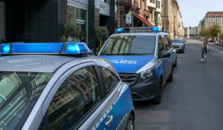Mężczyzna śmiertelnie ranił nożem żonę w berlińskim ośrodku dla uchodźców. Wydano nakaz aresztowania
