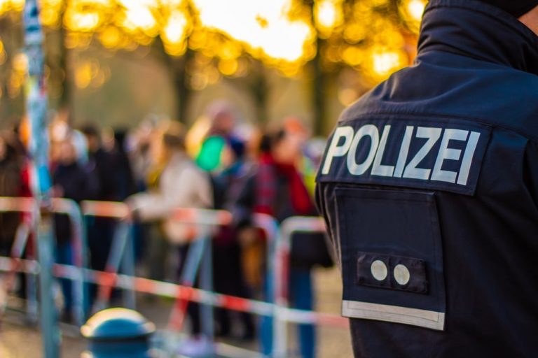 Grzywny i wyroki więzienia w zawieszeniu: sąd w trybie przyspieszonym ukarał czterech uczestników demonstracji przeciwko obostrzeniom w Schweinfurcie