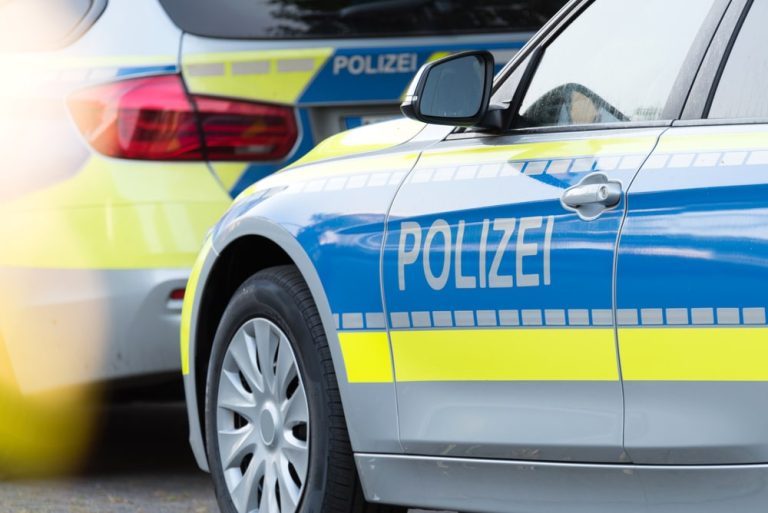 Bójka przed szkołą w Cottbus w Brandenburgii: 17-letni uczeń i nauczycielka, która chciała załagodzić spór, trafili do szpitala