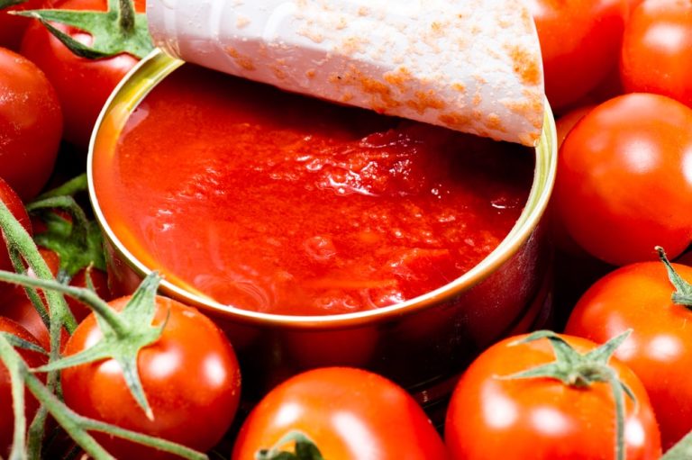 Niemcom grozi niedobór pomidorów w puszkach