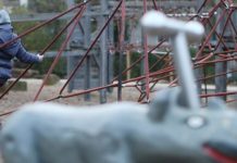 Policja z NRW ostrzega rodziców – nieznany mężczyzna próbuje zwabić dzieci w wieku szkolnym do swojego samochodu!