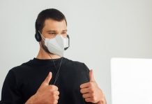 Burmistrz Berlina chce w wyjątkowych przypadkach zezwolić osobom zakażonym koronawirusem na pracę