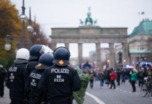 W mundurze na demonstracji „Querdenker” – przeciwko policjantowi z NRW wszczęto postępowanie dyscyplinarne