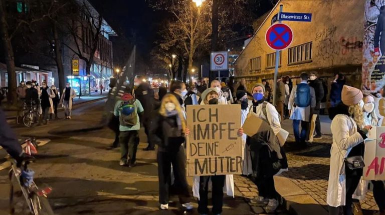 Protesty przed szpitalem uniwersyteckim w Dreźnie – studenci medycyny sprzeciwiają się demonstracjom koronawirusowym