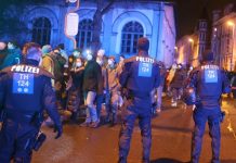 W wielu miastach Niemiec tysiące osób demonstrowało w poniedziałek przeciwko obostrzeniom