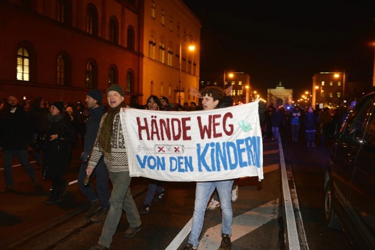 5000 osób demonstrowało w Monachium – policja nie była w stanie zapanować nad tłumem