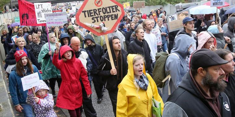 Protesty w Hamburgu: Ponad 7.000 osób domagało się zamknięcia kontrowersyjnego laboratorium!