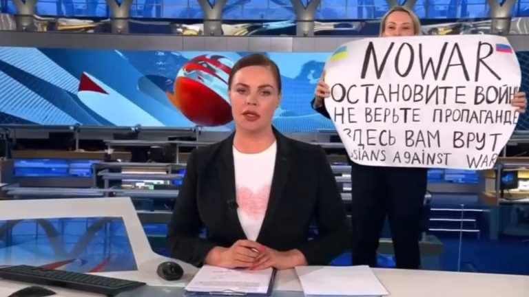 Po proteście antywojennym w państwowej telewizji w Rosji: Ślad po bohaterskiej dziennikarce zaginął
