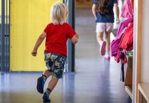 Hesja: Hanau zakazuje używania telefonów komórkowych i innych urządzeń śledzących w miejskich placówkach opieki dziennej