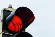 Przejazd na czerwonym świetle w Niemczech – jakie grożą kary?