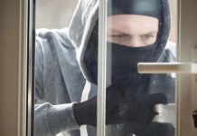 Policja w Berlinie ostrzega przed nową metodą oszustów – włamania z użyciem kwasu azotowego