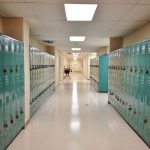 pusty korytarz w szkole