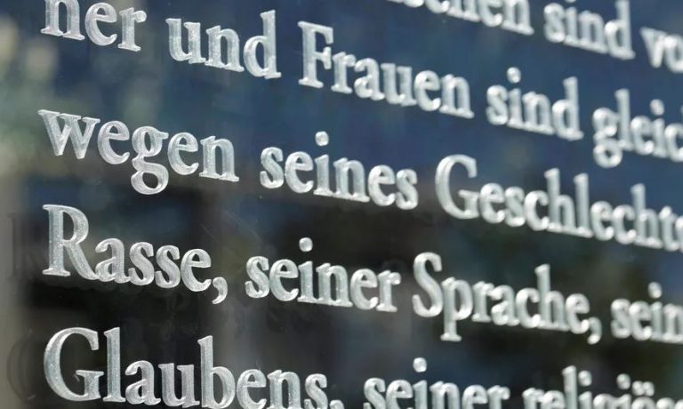 Niemcy: Pojęcie „rasa” nie zostanie zastąpione innym sformułowaniem w konstytucji