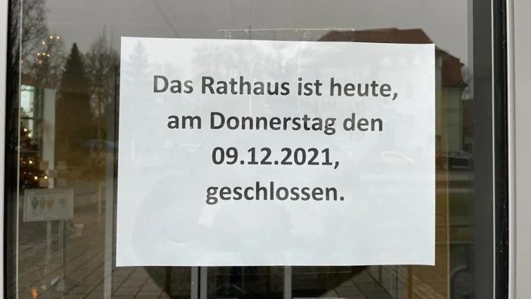 Dramat w ratuszu miasta Coswig: 35-letnia kobieta zaatakowała 67-letniego mężczyznę siekierą!