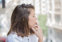 Palenie na własnym balkonie: czy w Niemczech można tego zakazać?