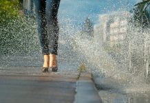 Niemcy: kierowca wjechał w kałużę i ochlapał pieszego – kto ponosi odpowiedzialność?