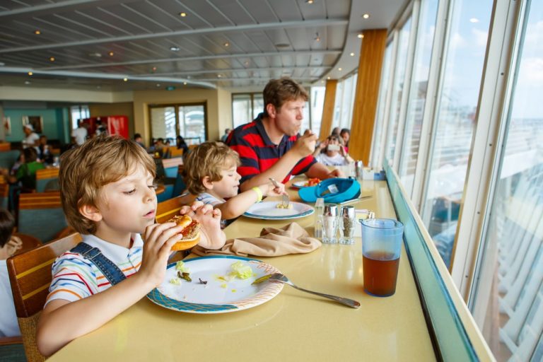 Walka z pandemią w okresie jesienno-zimowym: Badenia-Wirtembergia zapowiada zaostrzenie kontroli w restauracjach