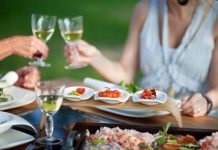 Badenia-Wirtembergia luzuje obostrzenia: od soboty kawiarnie i restauracje będą mogły przyjmować gości również wewnątrz lokali