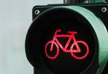 Niemcy: Rowerzystka przejechała na czerwonym świetle – sąd orzekł na jej korzyść
