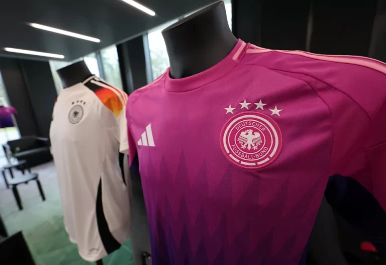 Po fali krytyki: różowa koszulka reprezentacji Niemiec w piłce nożnej sprzedaje się nadzwyczaj dobrze