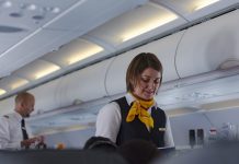 Lufthansa rezygnuje ze zwrotu „panie i panowie” – komunikacja w samolotach będzie neutralna płciowo