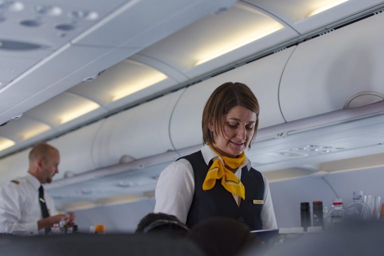 Lufthansa rezygnuje ze zwrotu „panie i panowie” – komunikacja w samolotach będzie neutralna płciowo