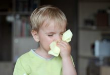 Od poniedziałku w Meklemburgii-Pomorzu Przednim wymagany test PCR u dzieci z katarem