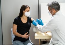 Badanie obejmujące ponad 46 tysięcy ciężarnych kobiet wykazało, że szczepienie przeciw COVID-19 nie prowadzi do przedwczesnych porodów