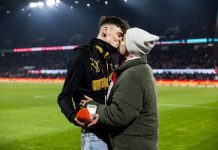 Niezwykła scena w Bundeslidze: Homoseksualny sędzia oświadczył się partnerowi przed tysiącami kibiców