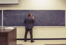 Poważne oskarżenie w niemieckim gimnazjum – czy nauczyciel wystawiał lepsze oceny za seks?