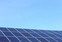 Pilotażowy projekt na A81 w Niemczech: pierwszy dach solarny nad autostradą już prawie gotowy