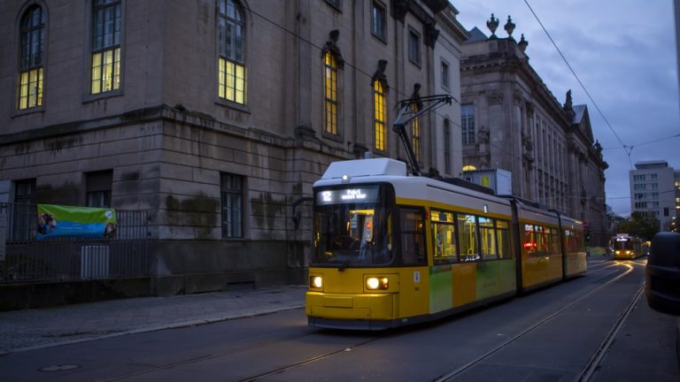 Z dniem 1 kwietnia ceny biletów autobusowych i kolejowych w Berlinie i Brandenburgii wzrosną o 5,62 procent