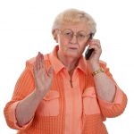 starsza kobieta przy telefonie