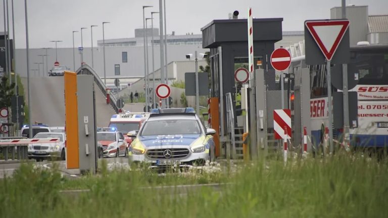 Strzały na terenie fabryki Mercedesa w Sindelfingen: jedna osoba nie żyje