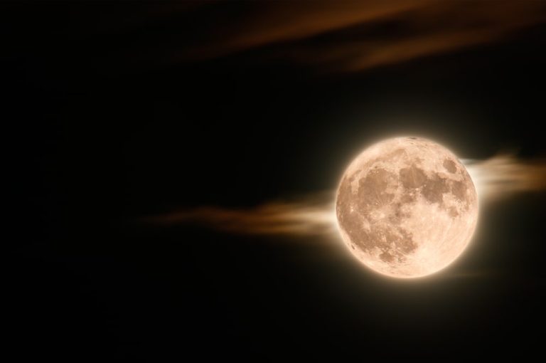 Superksiężyc: we wtorek Księżyc w pełni będzie wyjątkowo duży i jasny